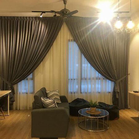 Zayah Homestudio Near Bukit Jalil / Mines Seri Kembangan Esterno foto